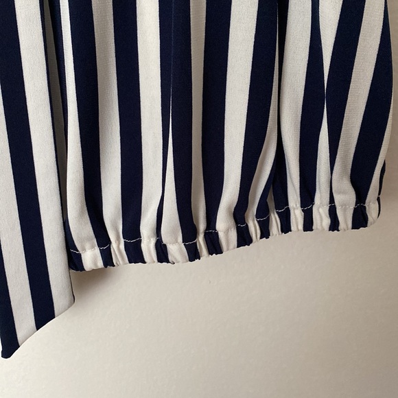 Tahari sleeveless tie front blouse size small - Picture 5 of 6